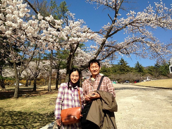 桜の前で園長と朗子先生